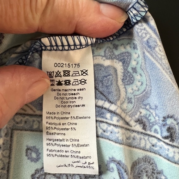 AVENUE SZ 20 SLEEVELESS ASYMMETRICAL BLU PAISLEY PRINT TOP - Picture 5 of 9